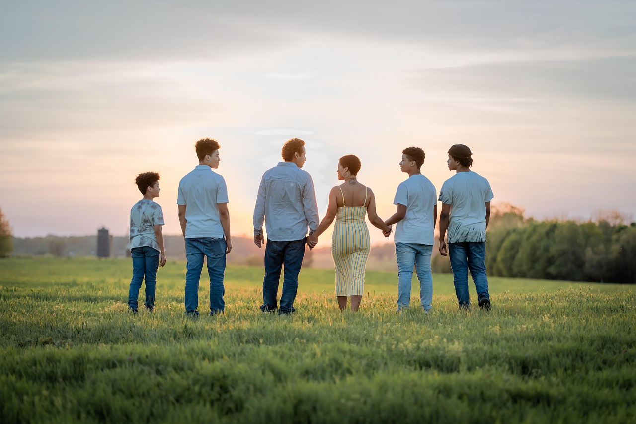 Familie informiert sich über das Thema Lebensversicherung verkaufen statt kündigen
